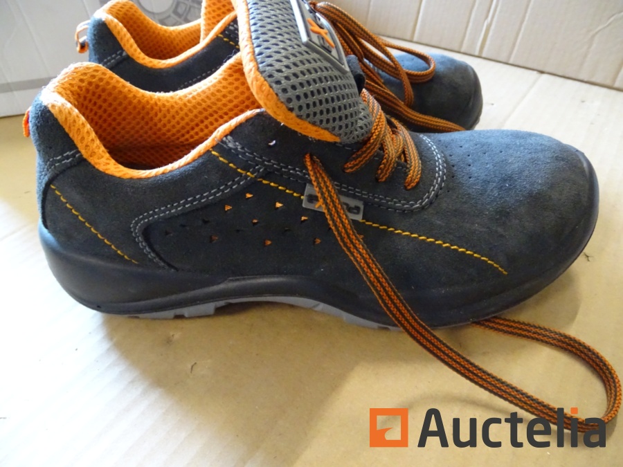 1 pair of Exena safety shoes size 39