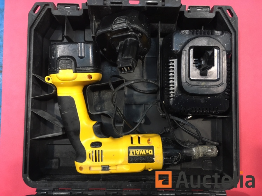 Dewalt dw983 online battery