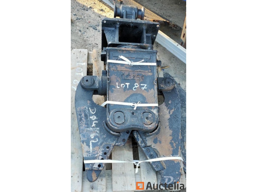 Primary demolition shear, Atlas Copco CC250 for backhoe loader between ...