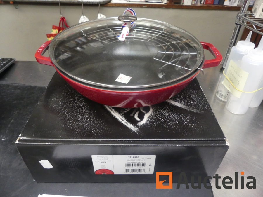 https://d3ssd5a0khogyc.cloudfront.net/en/resources/pictures/ref-542389-cast-iron-wok-staub-wok-perfect-pan-staub-kitchen-spoon-rest(IT:AucteliaItem000144844:AucteliaPic0000901560:X).jpg