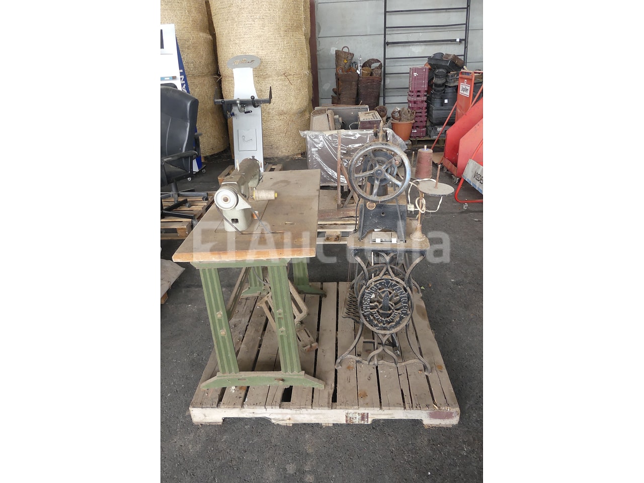 2 Machines à coudre d'occasion aux enchères - Auctelia