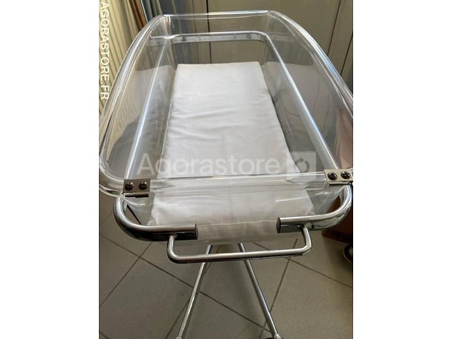 Berceau pour nouveau-né avec chariot médical