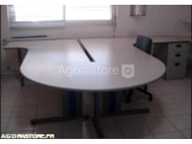 Bureaux face à face de couleur gris avec arrondi sur le côté pour réunion