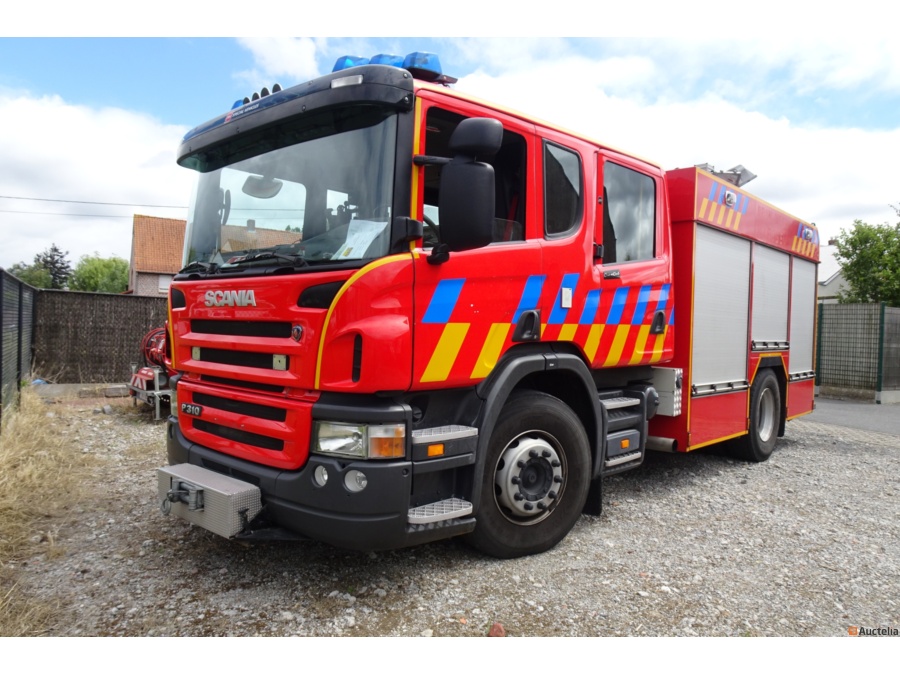 Une balise de signalisation orange sur le toit d'un camion de pompiers