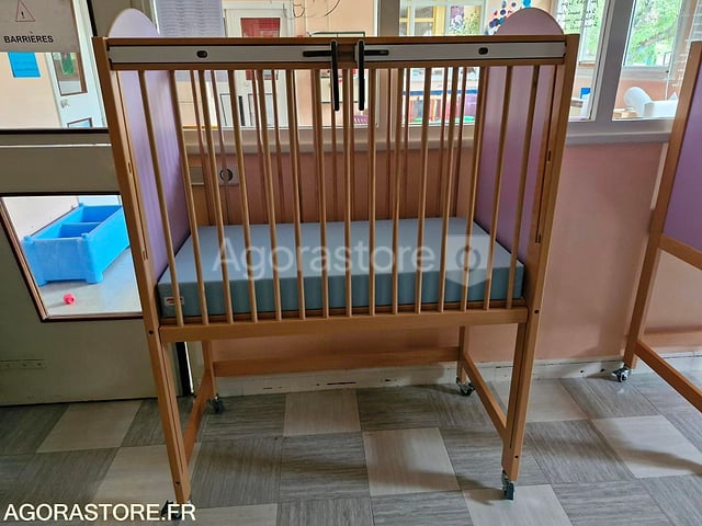Lit bébé en bois à barreaux