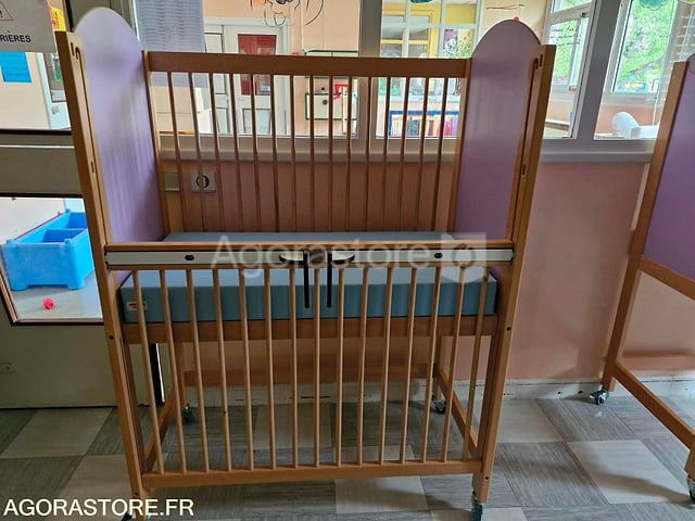 Lit bébé en bois à barreaux