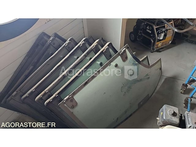 Lot de 13 portes de tracteur - Renault Ergos