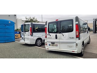 Lot de 2 Renault Trafic 9 places (accidentés et non roulants) (photo 6)