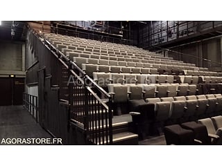 Tribune rétractable (2 fois 48 places)
