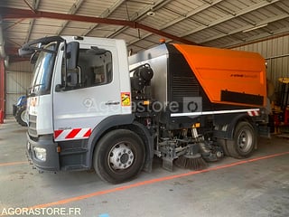 BALAYEUSE COMPOSÉE D'UN PORTEUR MERCEDES ET D'UN SYSTÈME DE BALAYAGE SCHMIDT