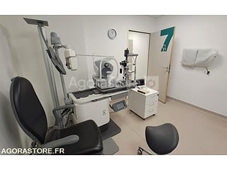 TABLE D'OPHTALMOLOGIE AVEC EQUIPEMENTS