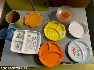 Lot de vaisselles détaillées BB. Petits enfants.