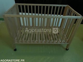 LITS pour BB à barreaux vernis, en bois massif.