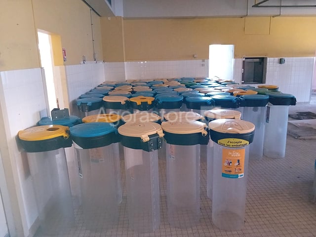 67 Poubelles- tubes en polycarbonate transparents de tri sélectif