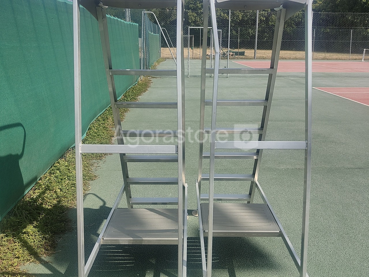 Lot de 2 chaises d'arbitre - tennis d'occasion aux enchères - Agorastore
