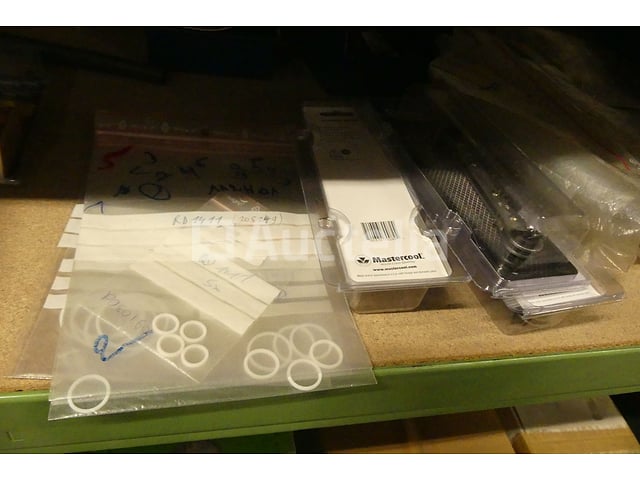 1 set onderdelen voor koeling en gereedschap (ontdooiweerstanden, diverse koelgereedschappen, spruitstuk enzovoort). (+/- 50 stuks) – foto 7 – kavel bij Auctelia, Charleroi
