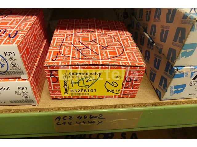 1 set onderdelen voor koeling (expansiekleppen, thermostaten, drukschakelaars). (+/- 30 pcs) – foto 9 – kavel bij Auctelia, Charleroi