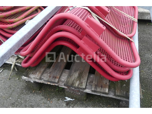 10 metalen stoelen voor de wachtplaats – foto 2 – kavel bij Auctelia, Merelbeke-Melle