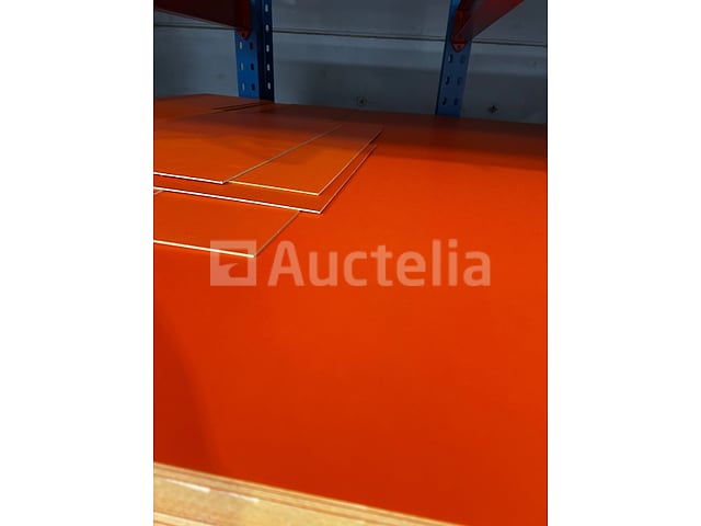 100 x oranje MDF-panelen 3mm 3500mmx2070mm – kavel bij Auctelia, Éghezée