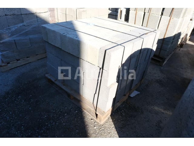 115 massieve blokken van 14 cm dik – foto 2 – kavel bij Auctelia, Paliseul