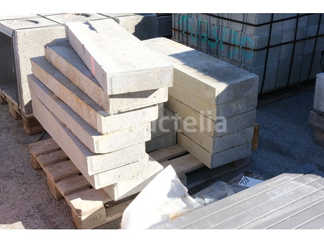 12 betonnen stoepranden van 10 cm dik – foto 3 – kavel bij Auctelia, Paliseul