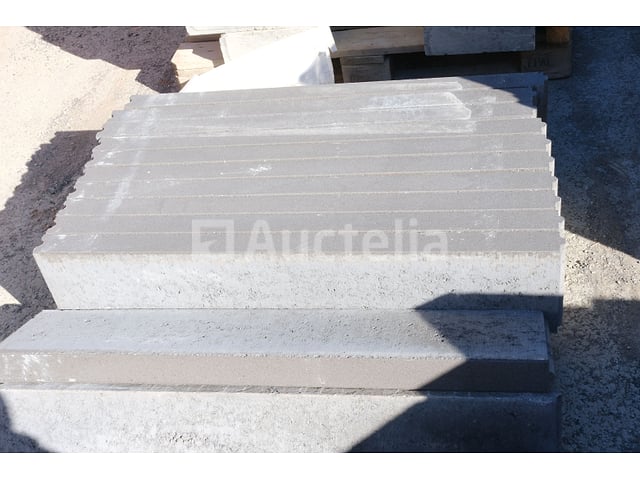 12 betonnen stoepranden van 6 cm dik – foto 5 – kavel bij Auctelia, Paliseul