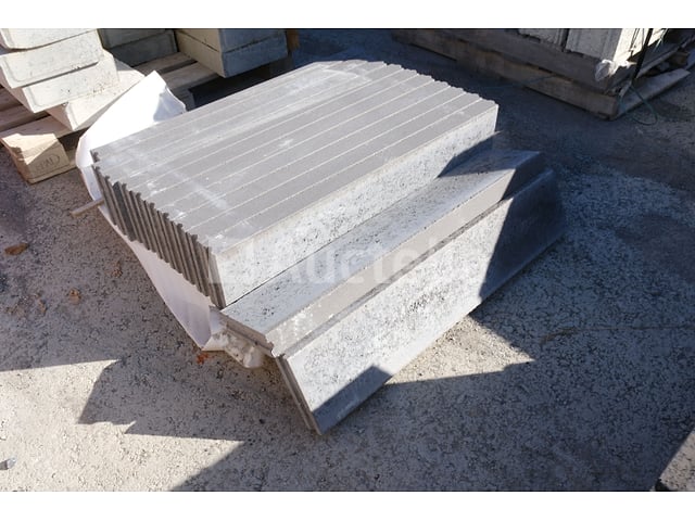 12 betonnen stoepranden van 6 cm dik – foto 2 – kavel bij Auctelia, Paliseul