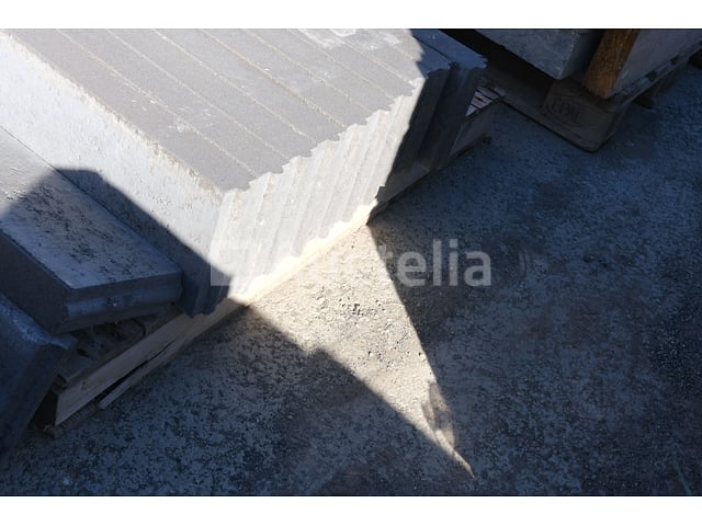 12 betonnen stoepranden van 6 cm dik – foto 4 – kavel bij Auctelia, Paliseul