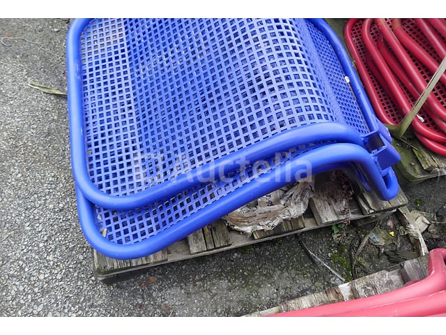 13 metalen zitplaatsen voor de wachtplaats – foto 2 – kavel bij Auctelia, Merelbeke-Melle