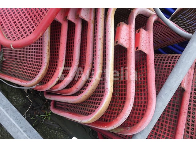 17 metalen zitplaatsen voor wachtplaatsen – foto 3 – kavel bij Auctelia, Merelbeke-Melle