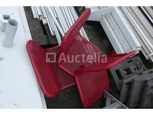 17 metalen zitplaatsen voor wachtplaatsen – foto 2 – kavel bij Auctelia, Merelbeke-Melle
