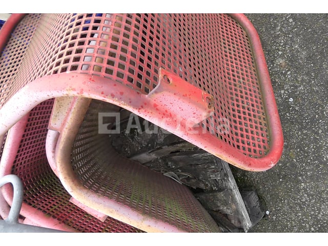 17 metalen zitplaatsen voor wachtplaatsen – foto 4 – kavel bij Auctelia, Merelbeke-Melle