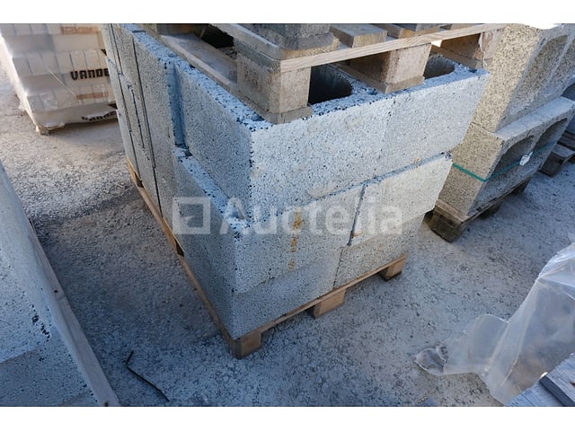 18 Enkele betonnen bushels – foto 3 – kavel bij Auctelia, Paliseul