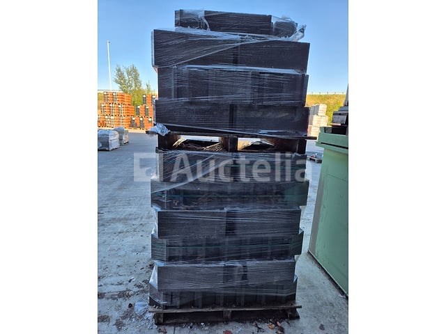 2 betonnen pallets (keystones) – foto 3 – kavel bij Auctelia, Bergen