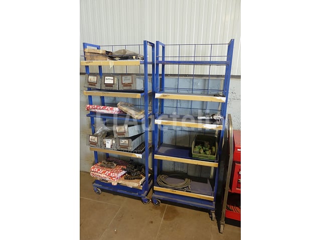 2 Metalen planken + inhoud – kavel bij Auctelia, Binche