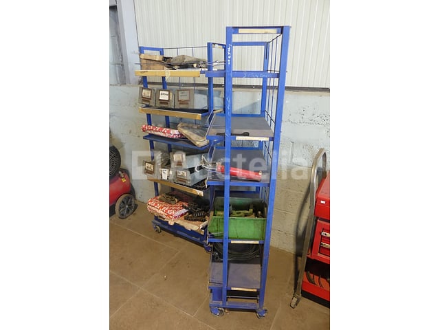 2 Metalen planken + inhoud – foto 3 – kavel bij Auctelia, Binche
