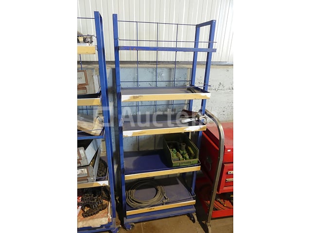 2 Metalen planken + inhoud – foto 2 – kavel bij Auctelia, Binche