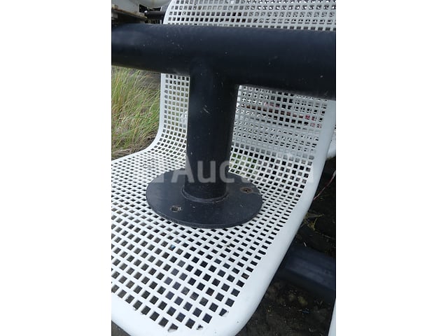 2 metalen steunen met 3 wachtstoelen – foto 6 – kavel bij Auctelia, Merelbeke-Melle