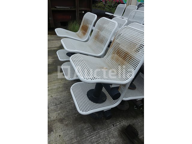 2 metalen steunen met 3 wachtstoelen – foto 2 – kavel bij Auctelia, Merelbeke-Melle