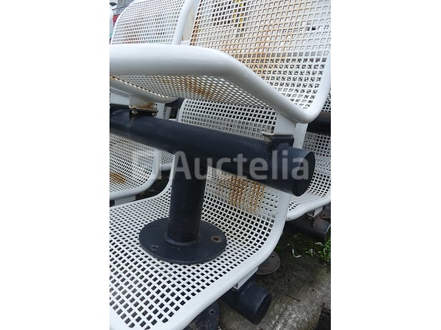 2 metalen steunen met 3 wachtstoelen – foto 3 – kavel bij Auctelia, Merelbeke-Melle