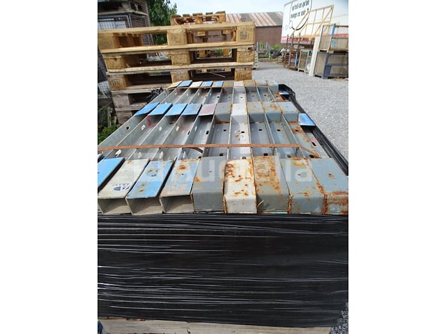 2 pallets met plankrelingelementen – foto 4 – kavel bij Auctelia, Aye