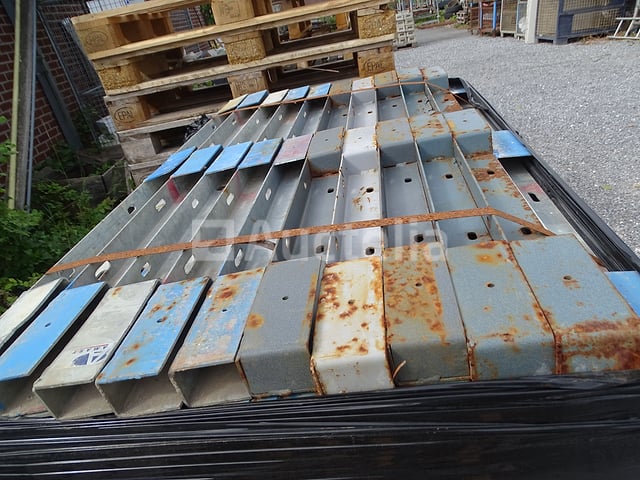 2 pallets met plankrelingelementen – foto 5 – kavel bij Auctelia, Aye