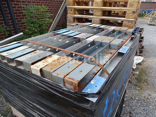 2 pallets met plankrelingelementen – foto 2 – kavel bij Auctelia, Aye