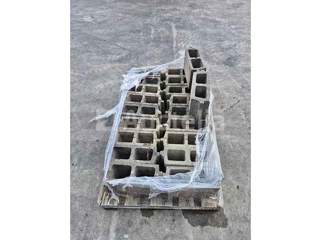 20 betonnen afstandhouders (keystones) – foto 2 – kavel bij Auctelia, Bergen