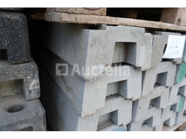 20 composietbases voor Heras-constructiebarrières – foto 3 – kavel bij Auctelia, Machelen