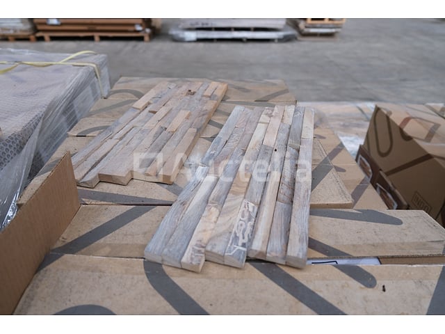 24 pakketten van 1 m² Indo Teak Gun gerookte 3D-paneling – foto 2 – kavel bij Auctelia, Liège