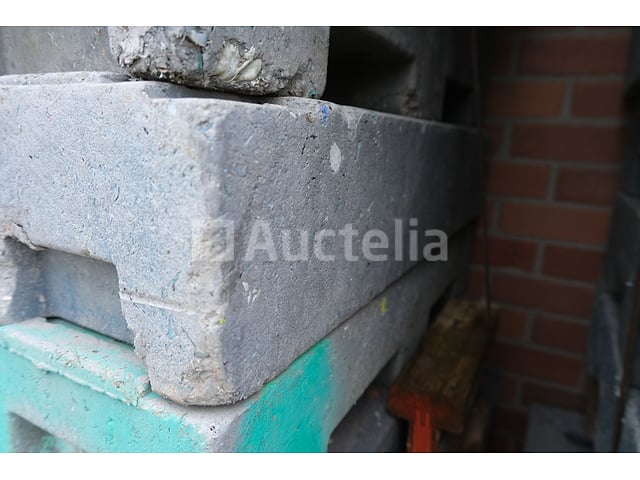 25 composietbases voor Heras-constructiebarrières – foto 4 – kavel bij Auctelia, Machelen