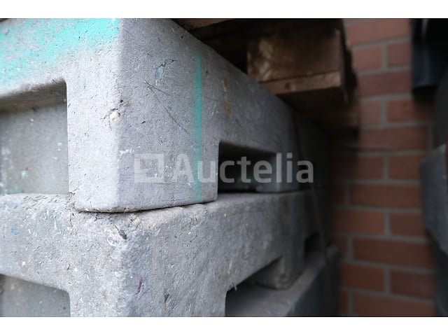 25 composietbases voor Heras-constructiebarrières – foto 3 – kavel bij Auctelia, Machelen