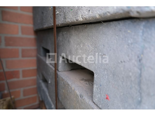 25 composietbases voor Heras-constructiebarrières – foto 3 – kavel bij Auctelia, Machelen