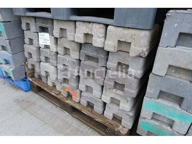 25 composietbases voor Heras-constructiebarrières – foto 2 – kavel bij Auctelia, Machelen